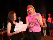 Blanka Ros�kov� p�eb�r� cenu sportovce Kralup pro rok 2009 v kategorii 16-50 let v�etn�. Foto: Z. Petrovi�ov�