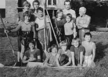 Dru�stvo ��k� a dorostenc� s Jaroslavem Fro�kem st. a Otou �pecingrem (1975)